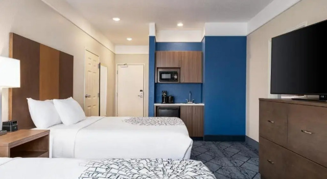 Семейный номер Standard La Quinta Inn and Suites by Wyndham at WaTiki Waterpark