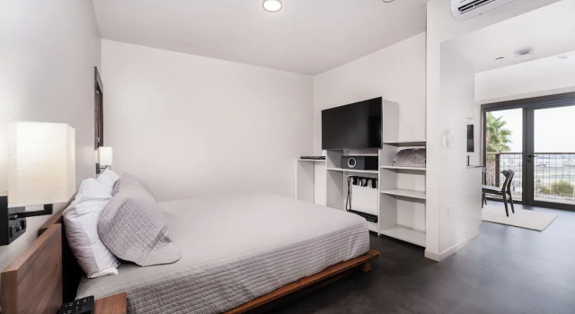 Студия City24 Condo Hotel Little Italy Mission Hills