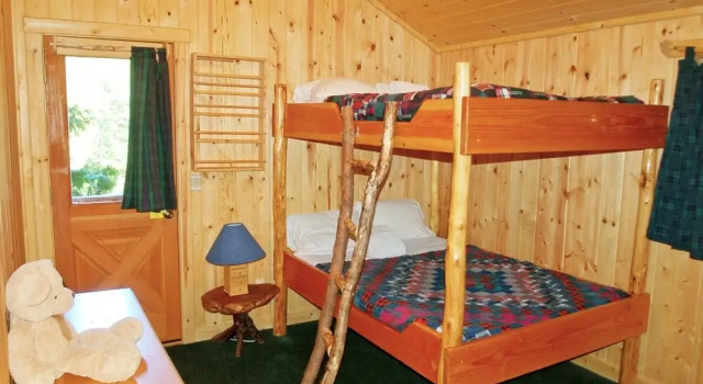 Snowline Cabin 47 - A Rustic Vacation Home With Modern Charm a hot tub and Wifi, Buchen Sie Ferienhaus Villen in Glacier, Villa