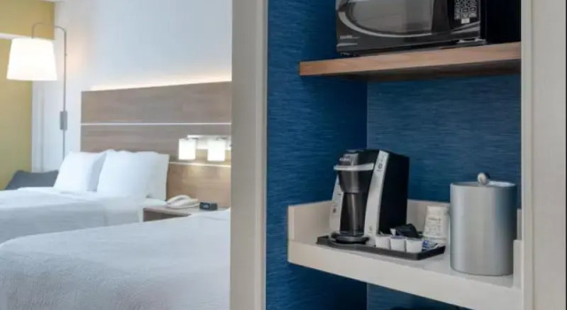 Четырёхместный люкс Holiday Inn Express Hotel & Suites Ottawa Airport by IHG