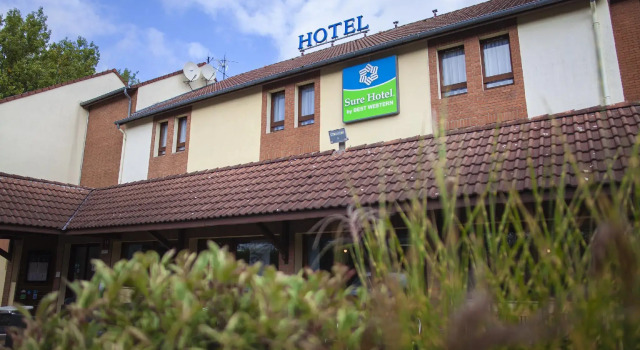 Кровать в общем номере Sure Hotel by Best Western Lille Tourcoing