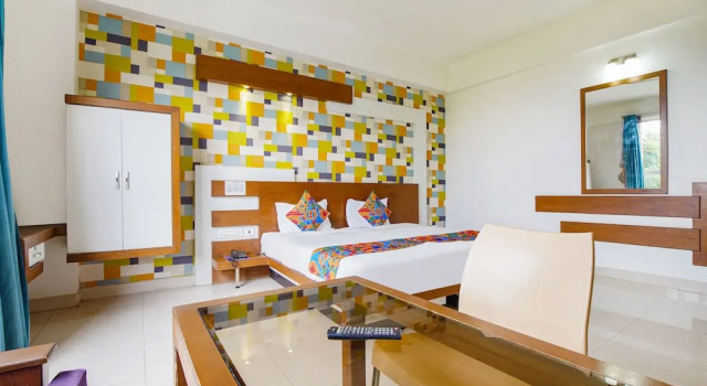 Номер Premium FabHotel Emirates Suites