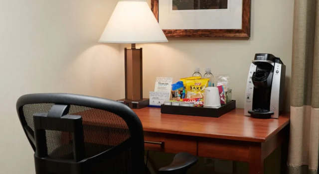 Четырёхместный номер Premium Hampton Inn and Suites Salem
