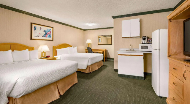 Четырёхместный номер Deluxe Coast Hotel Dawson Creek
