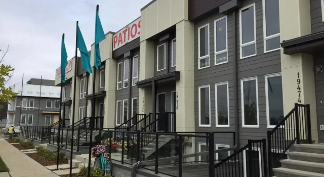 Seton Townhome By South Health Campus Calgary SE, Rezerwuj Hotel Hotele w Calgary Region z parkingiem, Parking