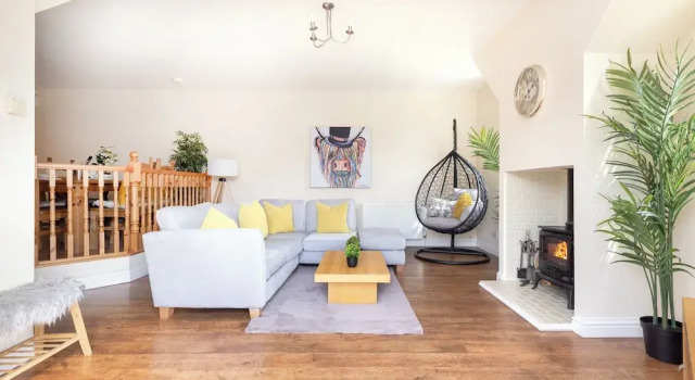 Коттедж JOIVY Greenknowes Cottage W/ Hot Tub & Fireplace