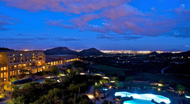 Четырёхместный номер Premium с балконом и с видом на город JW Marriott Tucson Starr Pass Resort