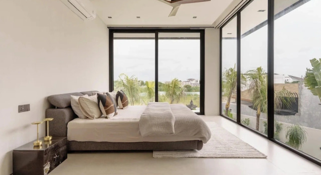 Ultra-Luxe 4BR Seminyak Villa | Enclosed AC Living & Private Pool, Varaa Villa Mökit kohteessa Bali, Mökki