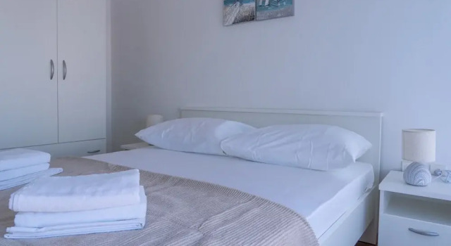 Spacious apt few min Walk to old Town and Beach, Prenota Appartamento Splitska 