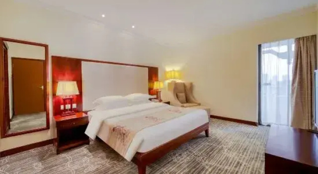 Люкс с видом на озеро Century Hotel Shunde