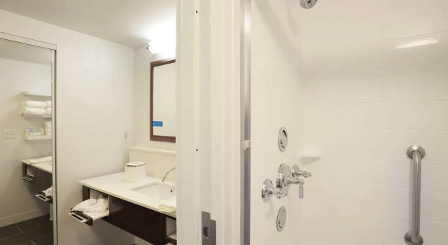 Номер Standard Hampton Inn & Suites Cincinnati / Uptown - University Area