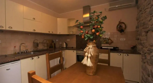 Коттедж Antique 3 BR House next to Admiral