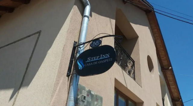 Step Inn, Rezerwuj Pensjonat Hotele w Lancrăm z parkingiem, Parking