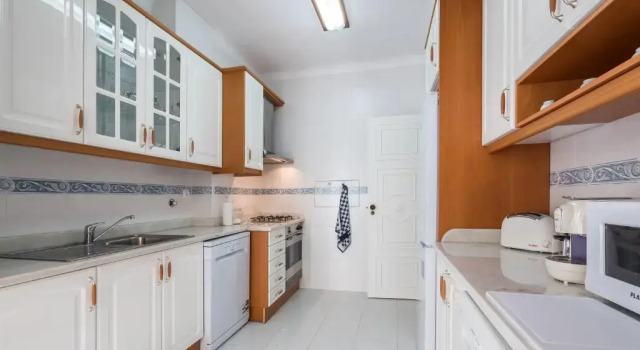 Lisbon two bedroom apartment with balcony, Book Lejlighed Hoteller i Odivelas med parkering, Parkering