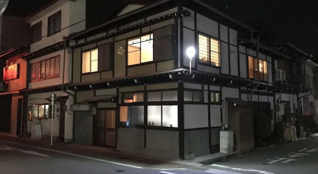 Guesthouse DARUMA - Hostel, Забронировать Хостел Такаяма Гифу, рядом с Sakurayama Hachiman Shrine