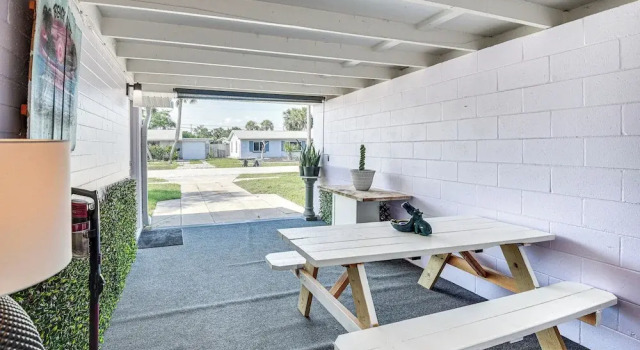 Walk to Ocean: Cozy Home w/ Yard in Ormond Beach!, Забронировать Дом для отпуска Коттеджи Ормонд-Бич, Коттедж