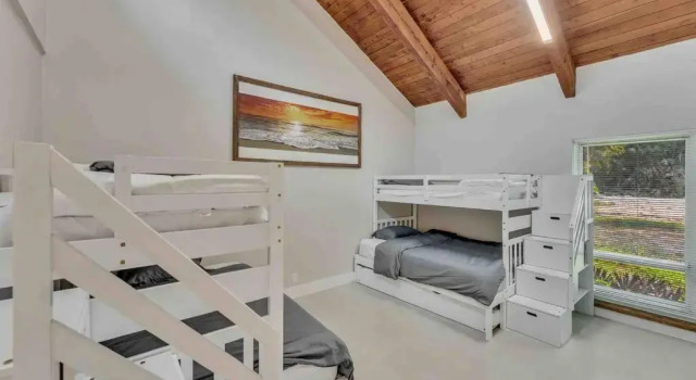 Rare Hidden Getaway Heated Pool 1.5 acres! Sleeps 16, Забронировать Отель Дания-Бич Broward County