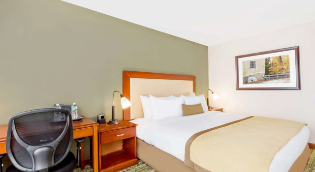 Clarion Hotel and Suites, Prenota Hotel Mount Laurel Philadelphia Metropolitan Area