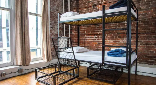 Кровать в общем номере The Cambie Hostel Gastown