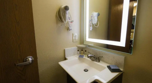 Двухместный люкс с 2 комнатами Hawthorn Extended Stay by Wyndham Saint Robert