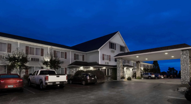 Super 8 by Wyndham St. Ignace, Забронировать Отель Отели в центре Сент-Игнас, в центре, Парковка