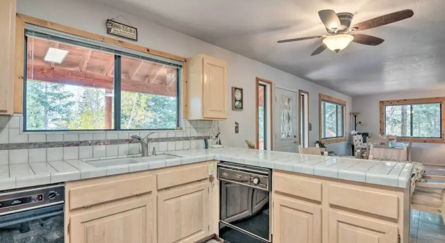 Коттедж Duck Creek Village Cabin w/ Deck on Half Acre