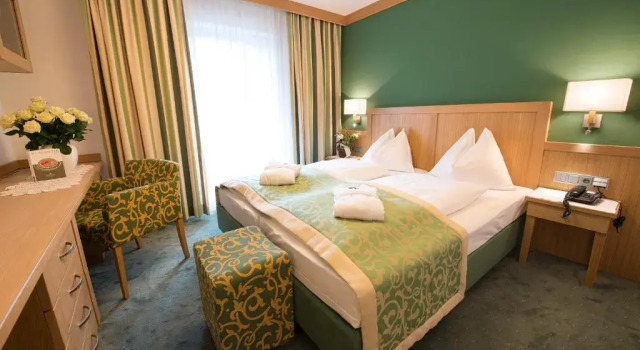Номер Comfort Romantik Hotel Die Gersberg Alm mit Panoramablick auf Salzburg und Outdoor Pool ab Mai