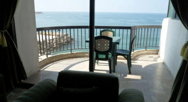 Люкс с балконом и с видом на море Holiday Suites Hotel & Beach Resort