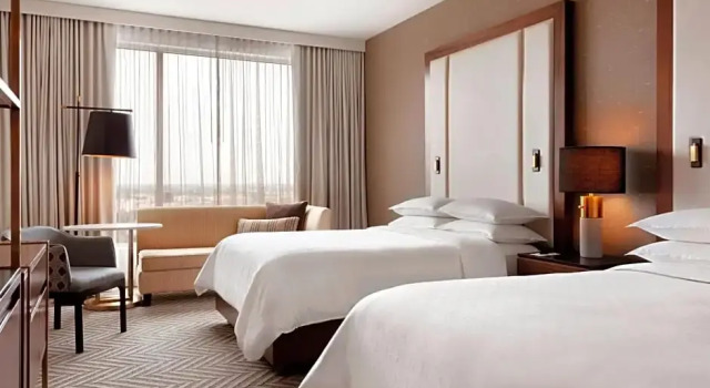 Четырёхместный номер Standard с видом на город Sheraton Saint-Hyacinthe Hotel