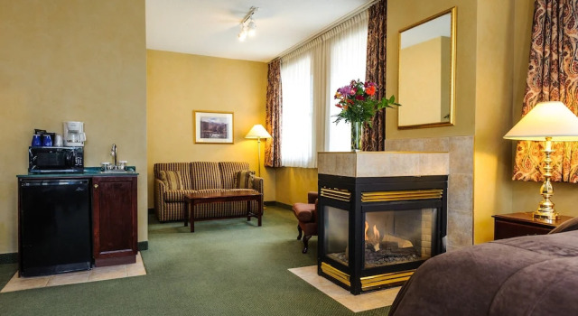 Двухместный семейный люкс Peterborough Inn & Suites Hotel