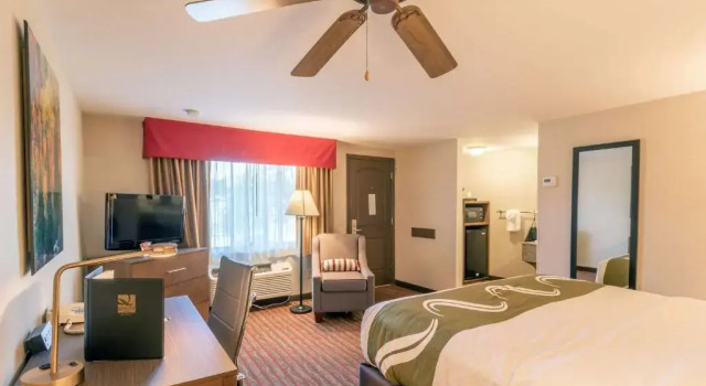 Номер Standard с балконом Quality Inn near Rocky Mountain National Park