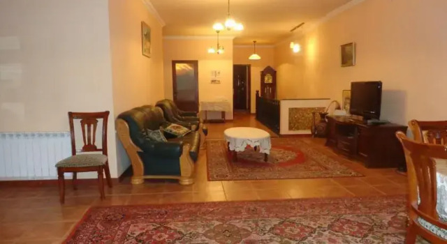 With a Swimming Pool Villa, Book Villa Sommerhuse i Jerevan, nær Yerevan Cascade, Hytte