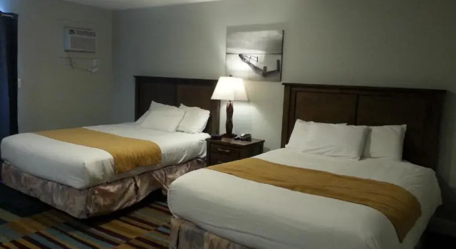 Четырёхместный номер Standard Armstrong Inn