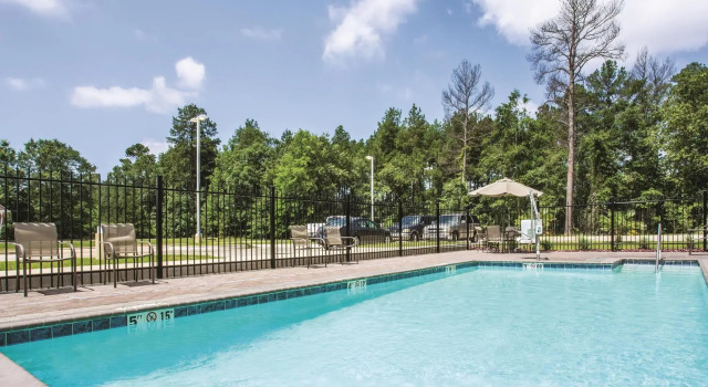 Кровать в общем номере La Quinta by Wyndham West Monroe
