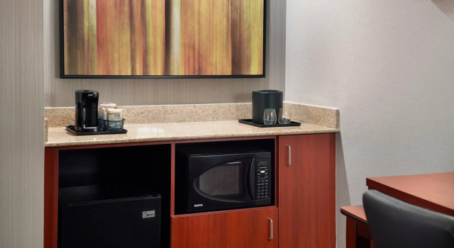 Двухместный люкс c 1 комнатой Courtyard by Marriott Raleigh Cary