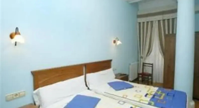 Hostal Alcazar Regis, Забронировать Отель Отели Мадрида с парковкой, рядом с Театр Монументал, Парковка