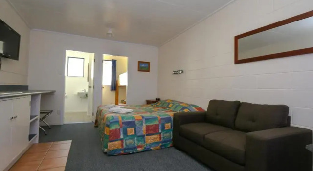 New Plymouth TOP 10 Holiday Park, Забронировать Курортный отель Нью-Плимут Stratford Mountain Club, рядом с Te Rewa Rewa Bridge