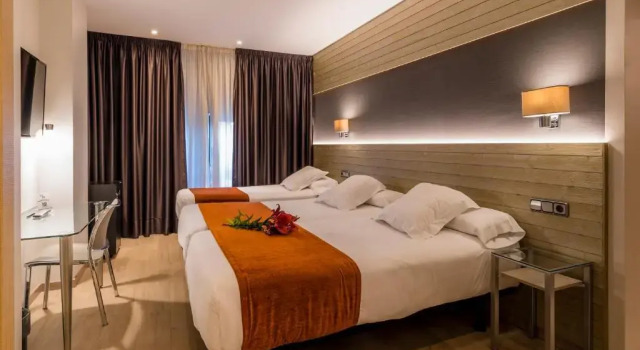 Трёхместный номер Standard Hotel Avenida