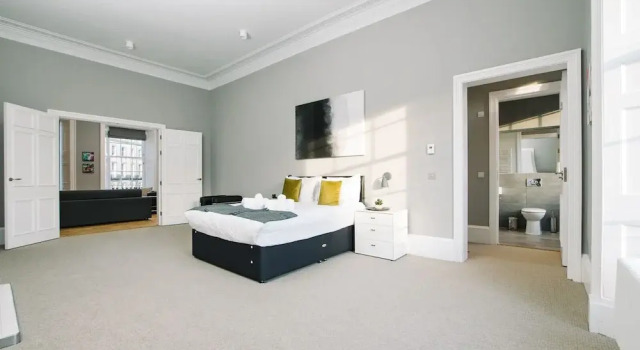 JOIVY Apartments - Huge 5* Georgian Apartment - Great Location, Забронировать Апартаменты/квартира Апартаменты Эдинбурга, рядом с St George's West Church, Апартаменты/квартира