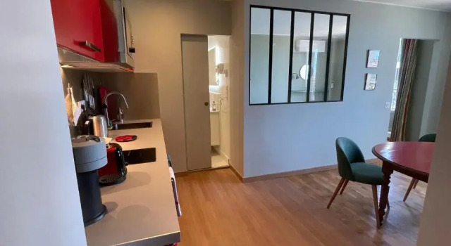 Апартаменты Appartement mignon calme douillet ascenseur clim étage élevé proche parking et toutes commodités au coeur du Toulon historique