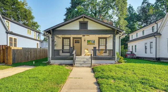 Walk to Beltline: Wfh-friendly Hub w/ Yard!, Boek Vakantiehuis Hotels in Georgia met parkeren, Parkeren