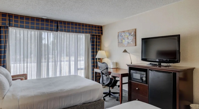 Четырёхместный номер Standard Riverside Hotel & Conference Center