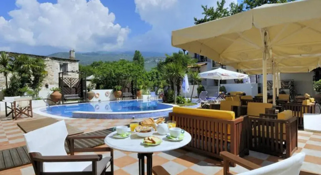 Трёхместный номер Standard с видом на бассейн Enalion Hotel