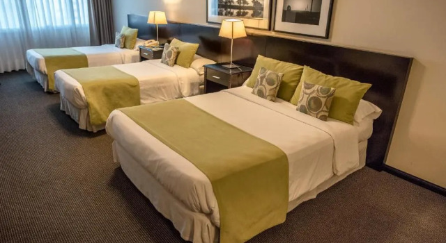 Четырёхместный номер Standard Plaza Real Suites Hotel