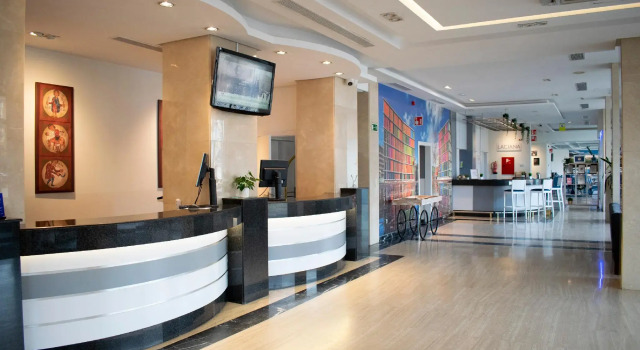 Кровать в общем номере с 2 комнатами Hotel Zentral León