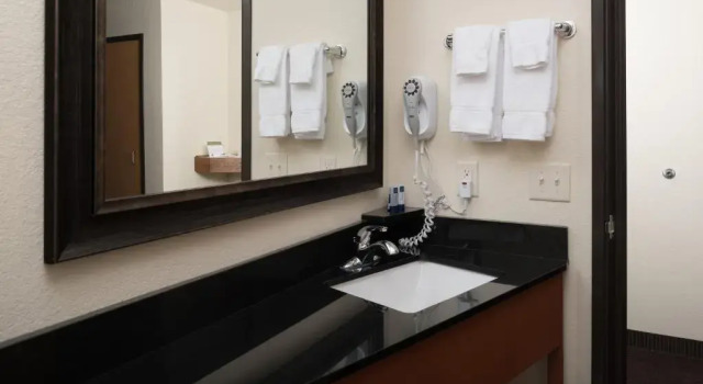 Четырёхместный номер Deluxe AmericInn by Wyndham Belle Fourche