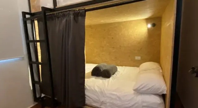 Кровать в общем номере banana hostel