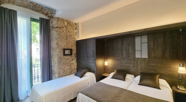 Трёхместный номер Exterior View Comfort с видом на площадь/улицу Hotel Sant Agustí