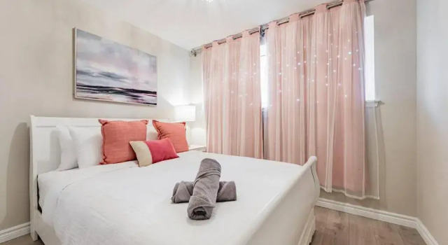 Cheerful 3 Bedroom - 2 Bath House Free Parking, Varaa Hotelli Mississauga 
