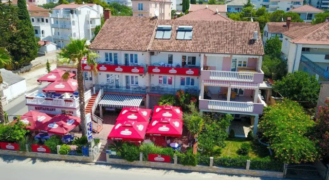 Villa Okruk-10 meters away from the beach